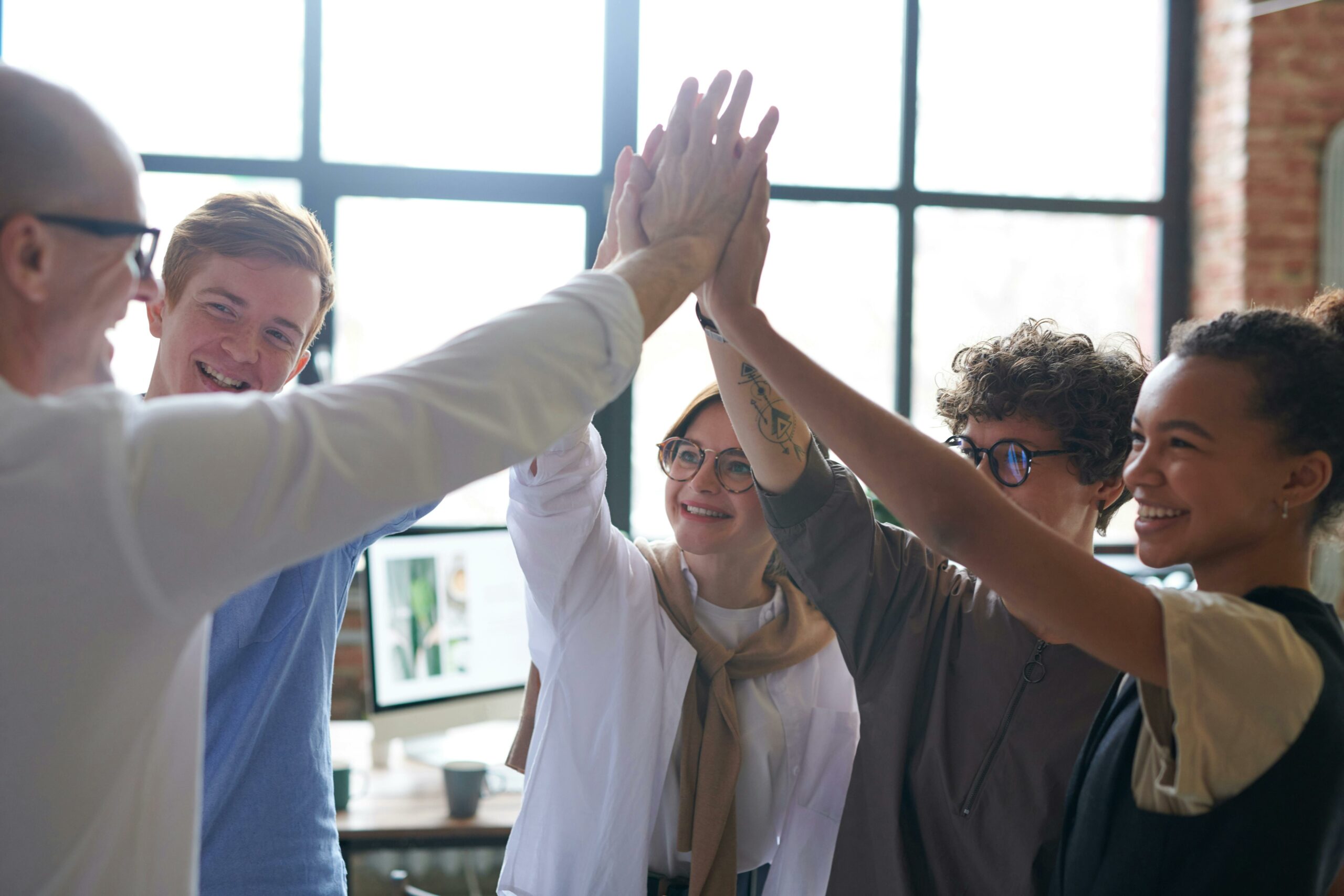 monter-en-competences-formation-collectivités groupe de personne rassemblées pour célébrer
